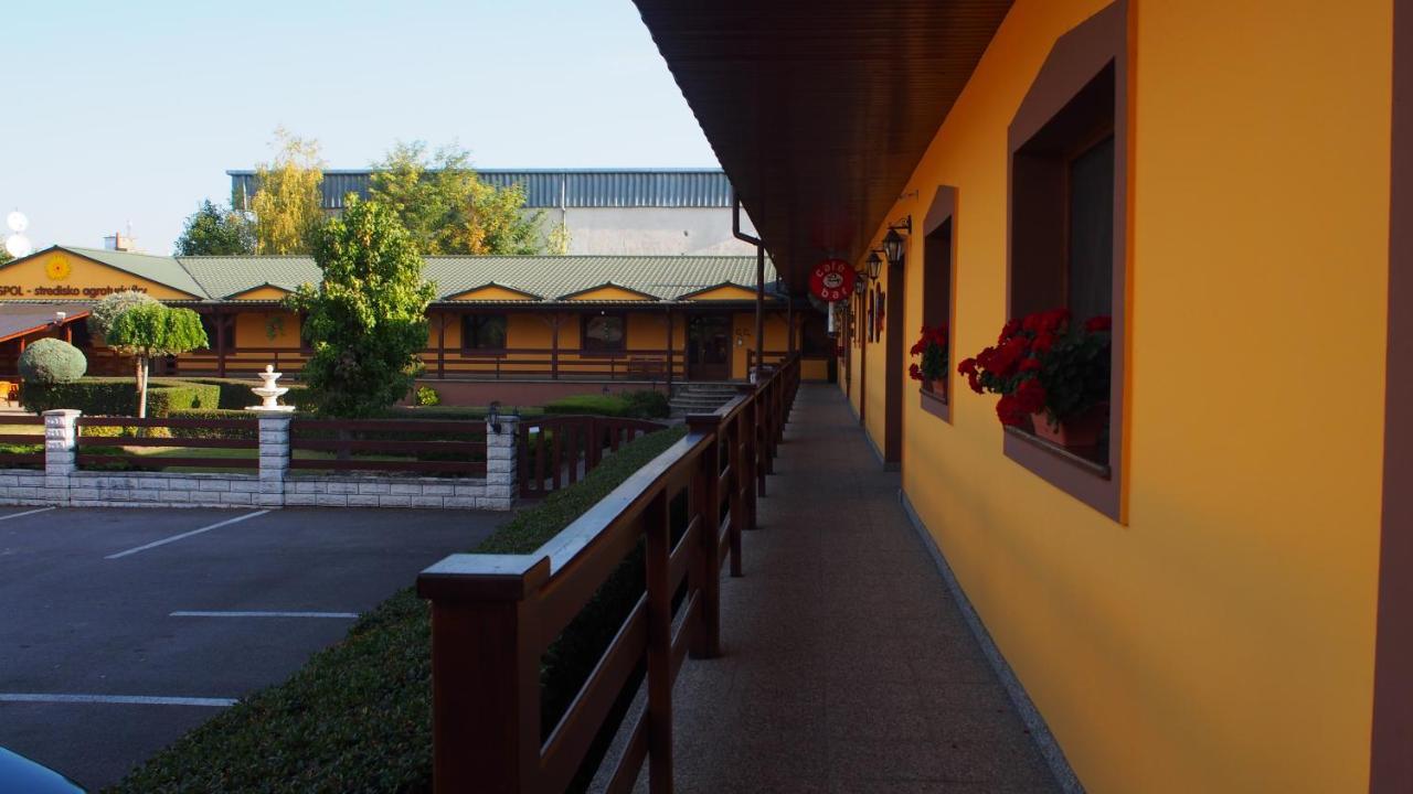 Hotel Slnecny Dvor Μιχάλοβτσε Εξωτερικό φωτογραφία